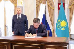 Премьер-Министр Республики Казахстан Олжас Бектенов оставил запись в книге соболезнований в Посольстве Российской Федерации в Астане