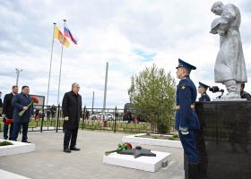 Касым-Жомарт Токаев возложил цветы к братской могиле, где похоронен его дядя-ветеран